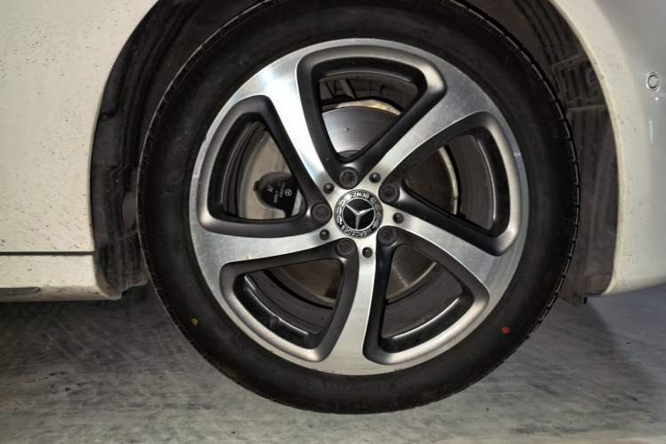 Used Mercedes-Benz E-Class 2018 E 200 L Sport 4MATIC Right Front Wheel Hub