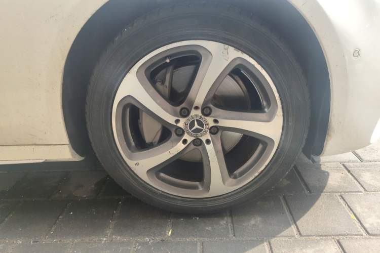 Used Mercedes-Benz E-Class 2018 E 300 L Sporty and Stylish Model Right Front Wheel Hub