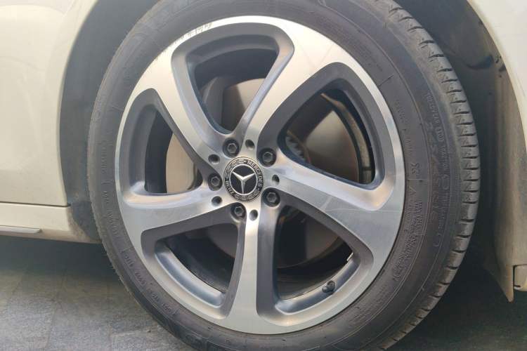 Used Mercedes-Benz E-Class 2018 Restyled E 300 L Sporty and Stylish Edition Right Front Wheel Hub