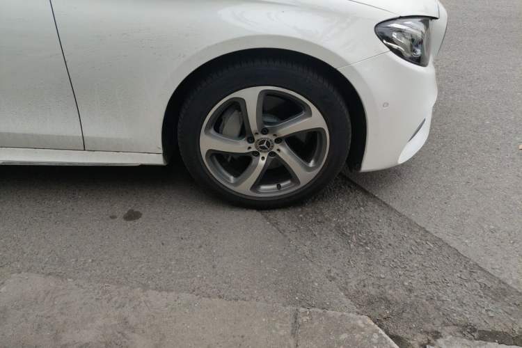 Used Mercedes-Benz E-Class 2018 Restyled E 300 L Sporty and Stylish Edition Right Front Wheel Hub