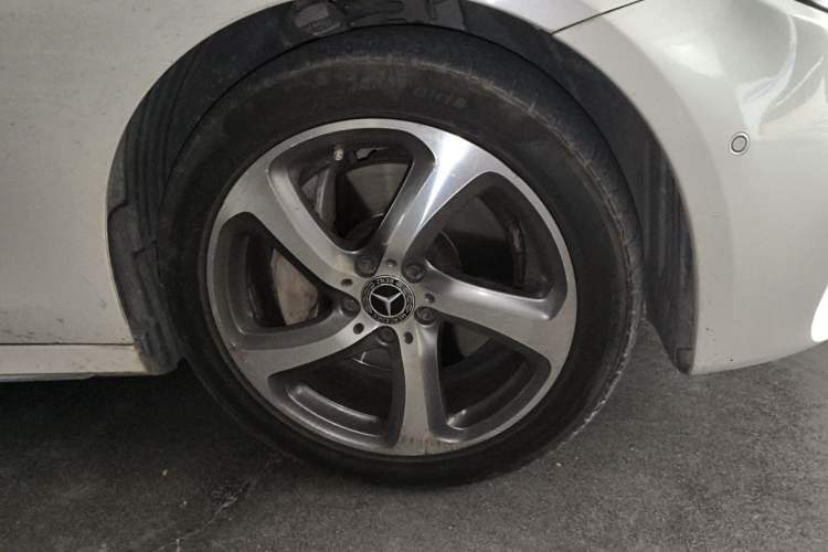 Used Mercedes-Benz E-Class 2018 Restyled E 300 L Sport Luxury Edition Right Front Wheel Hub