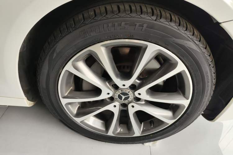 Used Mercedes-Benz E-Class 2018 Restyled E 300 L Sport Luxury Edition Right Front Wheel Hub