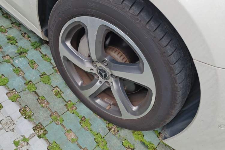 Used Mercedes-Benz E-Class 2018 E 300 L Sporty and Stylish Model Right Front Wheel Hub
