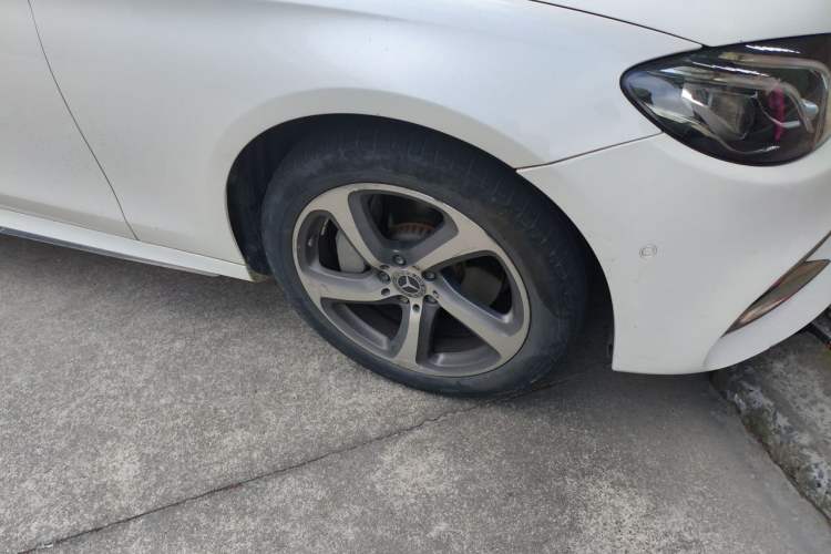 Used Mercedes-Benz E-Class 2018 E 300 L Sporty and Stylish Model Right Front Wheel Hub