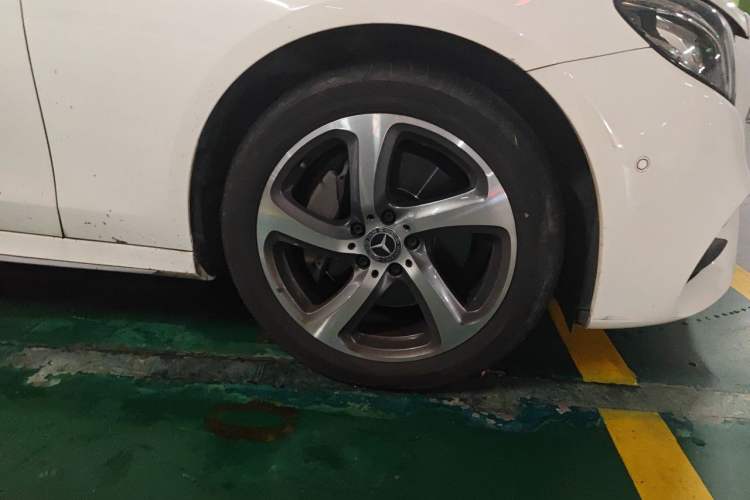 Used Mercedes-Benz E-Class 2018 E 300 L Sporty and Stylish Model Right Front Wheel Hub