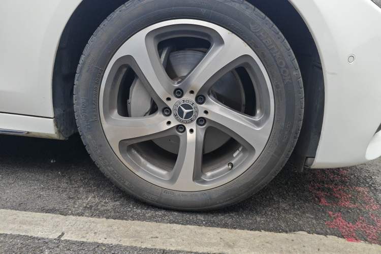 Used Mercedes-Benz E-Class 2018 Restyled E 300 L Sporty and Stylish Edition Right Front Wheel Hub