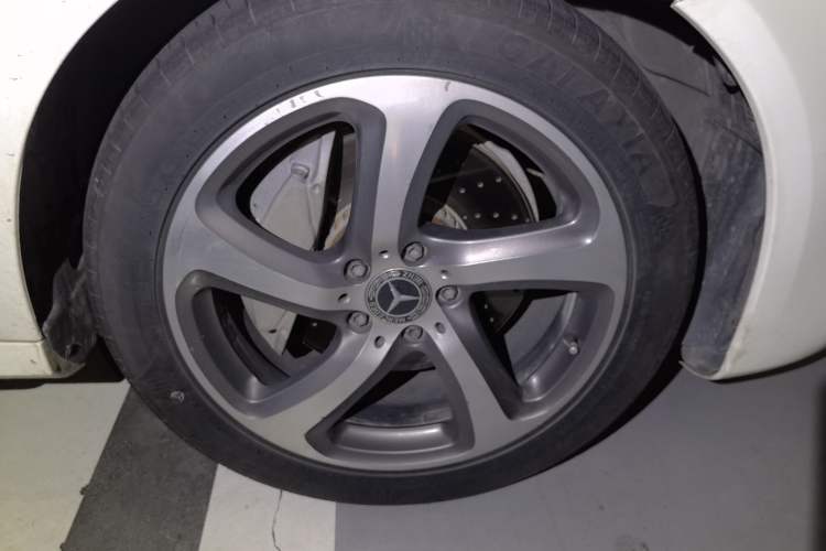 Used Mercedes-Benz E-Class 2018 Restyled E 300 L Sporty and Stylish Edition Right Front Wheel Hub