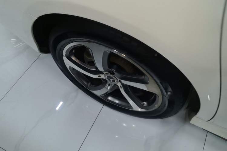 Used Mercedes-Benz E-Class 2018 Restyled E 300 L Sporty and Stylish Edition Right Rear Wheel Hub