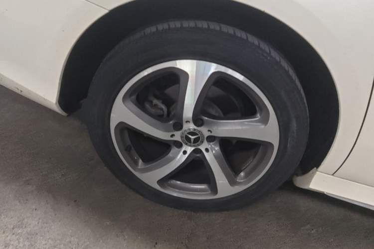 Used Mercedes-Benz E-Class 2018 Restyled E 300 L Sporty and Stylish Edition Right Rear Wheel Hub