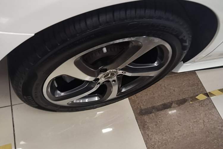 Used Mercedes-Benz E-Class 2018 E 300 L Sporty and Stylish Model Right Rear Wheel Hub