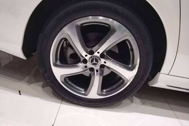 Used Mercedes-Benz E-Class 2018 Restyled E 300 L Sporty and Stylish Edition Right Rear Wheel Hub