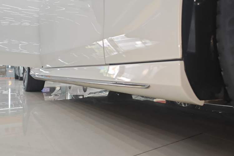 Used Mercedes-Benz E-Class 2018 Facelift E 200 L Sport Edition Right Side Sill