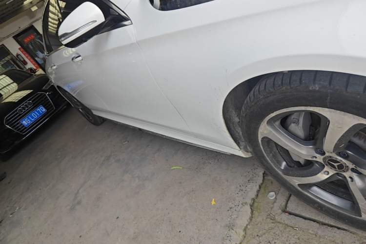 Used Mercedes-Benz E-Class 2018 E 300 L Sport Luxury Edition Right Side Sill