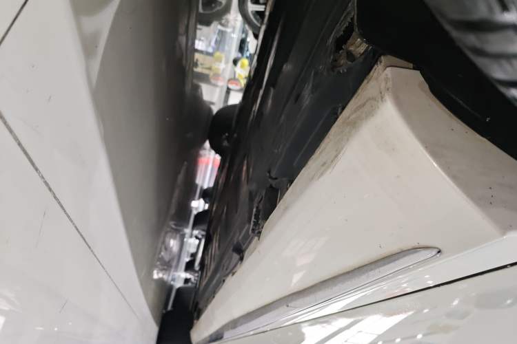 Used Mercedes-Benz E-Class 2018 Facelift E 200 L Sport Edition Right Side Sill