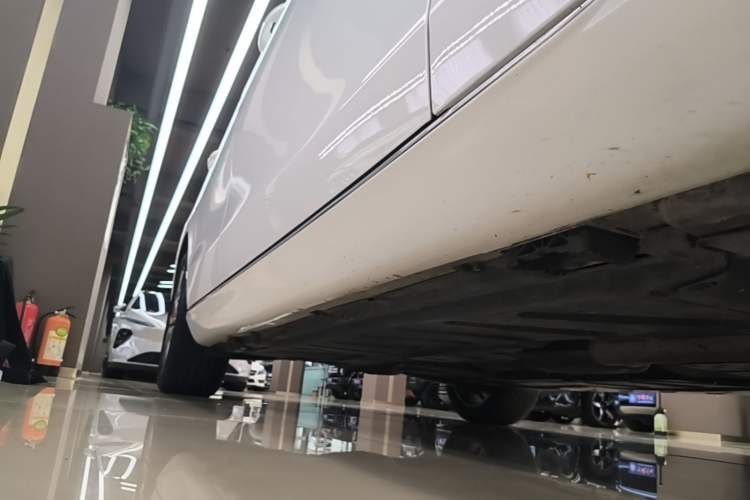 Used Mercedes-Benz E-Class 2018 E 200 L Right Side Sill