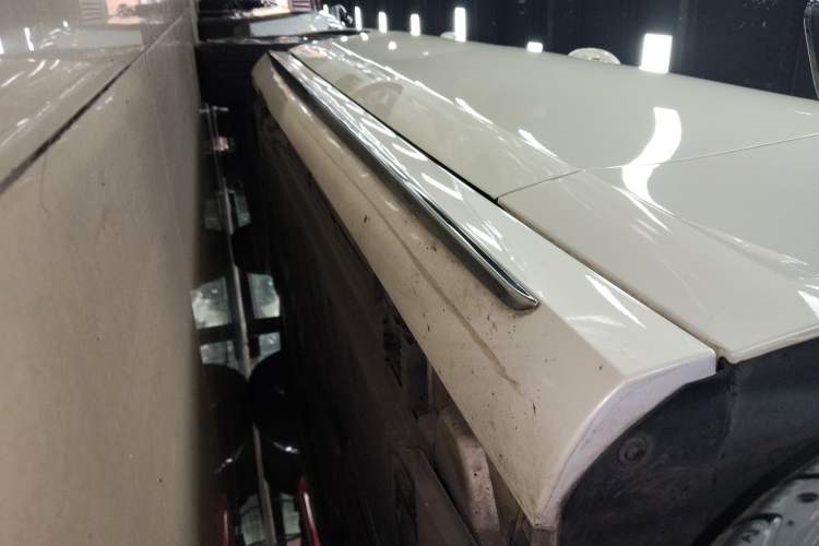 Used Mercedes-Benz E-Class 2018 E 300 L Sporty and Stylish Model Right Side Sill