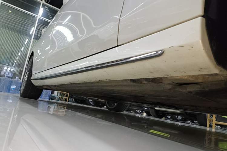 Used Mercedes-Benz E-Class 2018 Facelift E 200 L Sport 4MATIC Right Side Sill