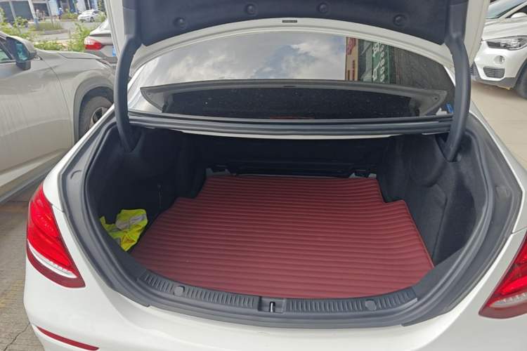 Used Mercedes-Benz E-Class 2018 E 200 Sport 4MATIC Trunk