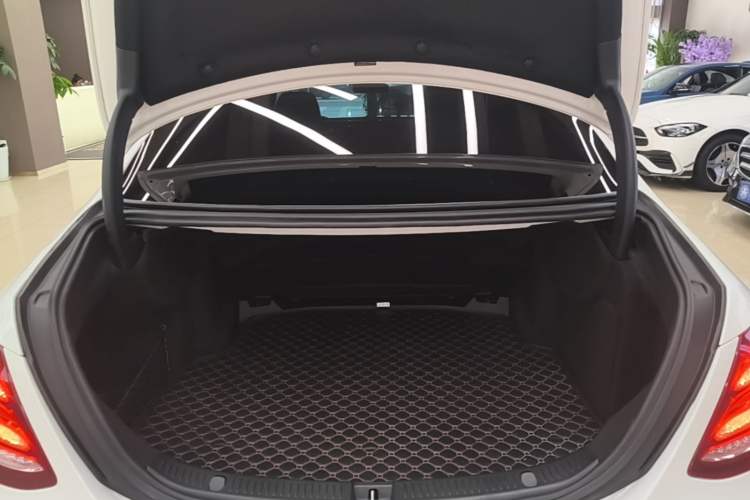Used Mercedes-Benz E-Class 2018 E 200 L Trunk
