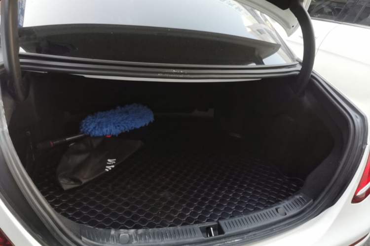 Used Mercedes-Benz E-Class 2018 E 200 Sport Edition Trunk