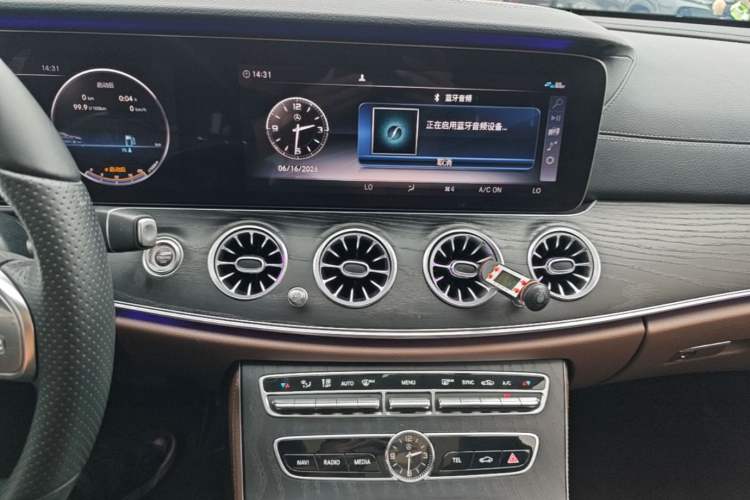 Used Mercedes-Benz E-Class 2019 Restyled E 300 L Sport Luxury Edition Audio And AC Panel