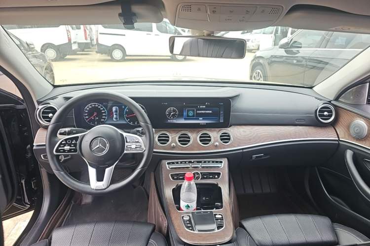 Used Mercedes-Benz E-Class 2019 E 200 L Center Console