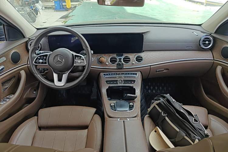 Used Mercedes-Benz E-Class 2019 E 200 L Center Console