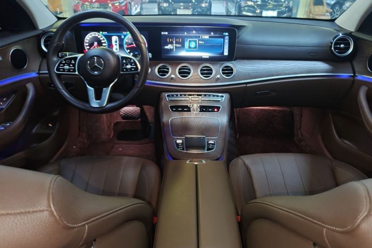 Used Mercedes-Benz E-Class 2019 E 300 L Luxury Model Center Console