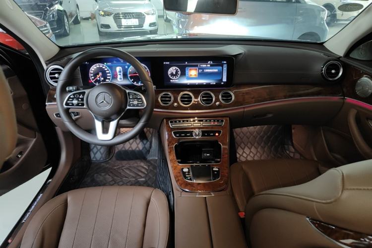 Used Mercedes-Benz E-Class 2019 Facelifted E 300 L Stylish Version Center Console