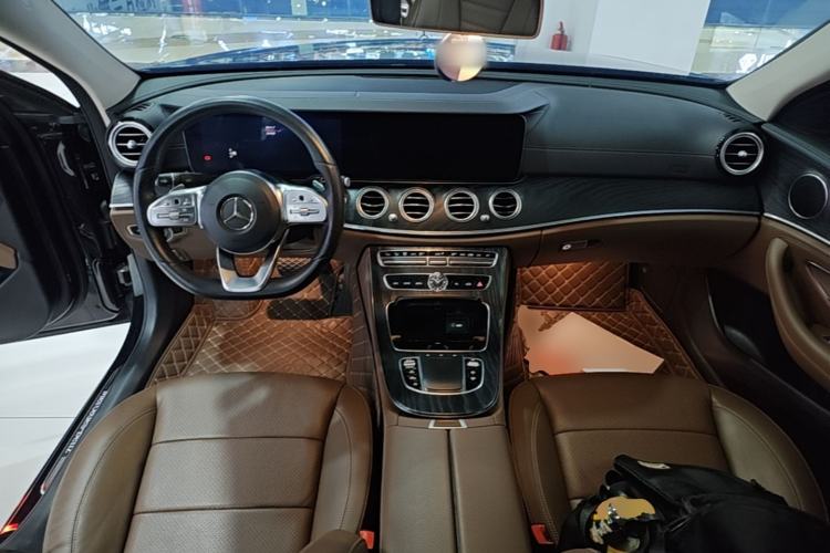 Used Mercedes-Benz E-Class 2019 E 300 L Sport Luxury Edition Center Console