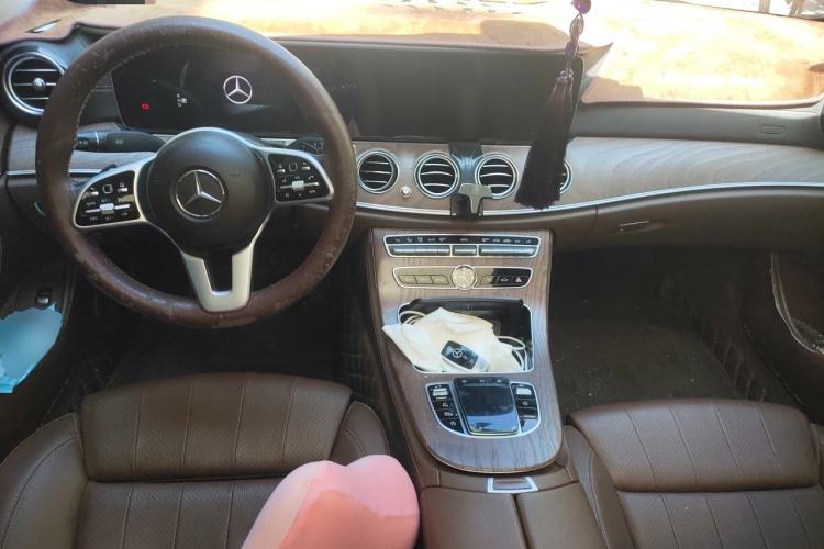 Used Mercedes-Benz E-Class 2019 E 260 L Center Console