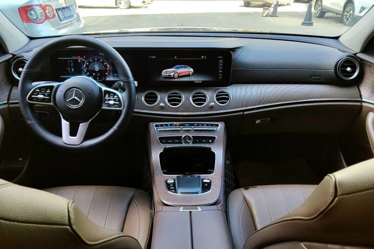 Used Mercedes-Benz E-Class 2019 Facelifted E 300 L Stylish Version Center Console