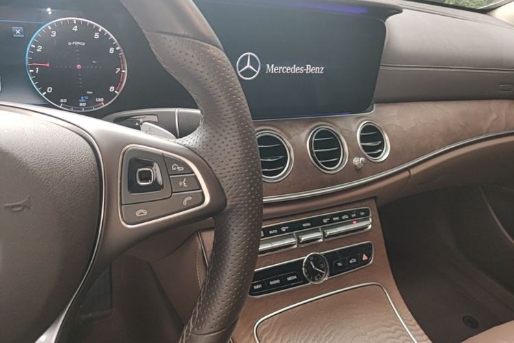 Used Mercedes-Benz E-Class 2019 E 200 L Center Console