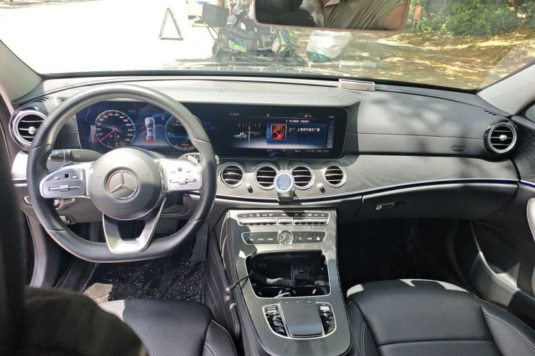 Used Mercedes-Benz E-Class 2019 E 300 L Sport Luxury Edition Center Console