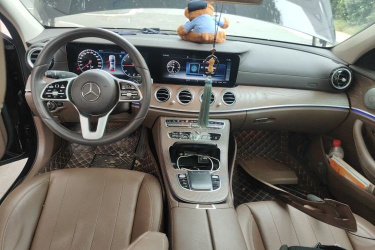 Used Mercedes-Benz E-Class 2019 Facelifted E 300 L Stylish Version Center Console