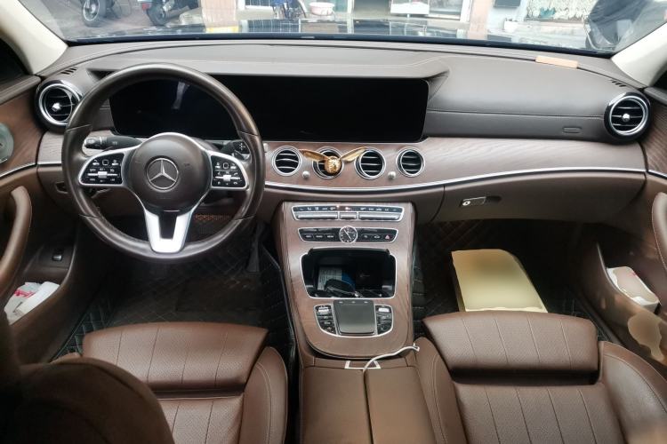 Used Mercedes-Benz E-Class 2019 E 200 L Center Console