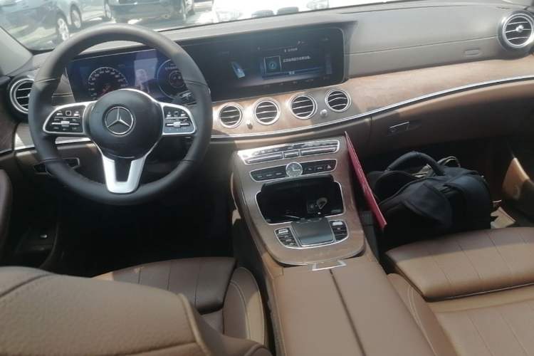 Used Mercedes-Benz E-Class 2019 E 200 L Center Console