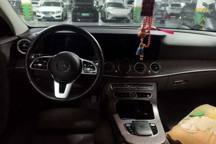 Used Mercedes-Benz E-Class 2019 E 260 L Center Console