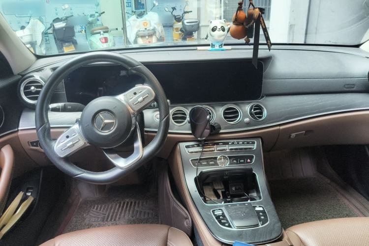 Used Mercedes-Benz E-Class 2019 E 300 L Sport Luxury Edition Center Console