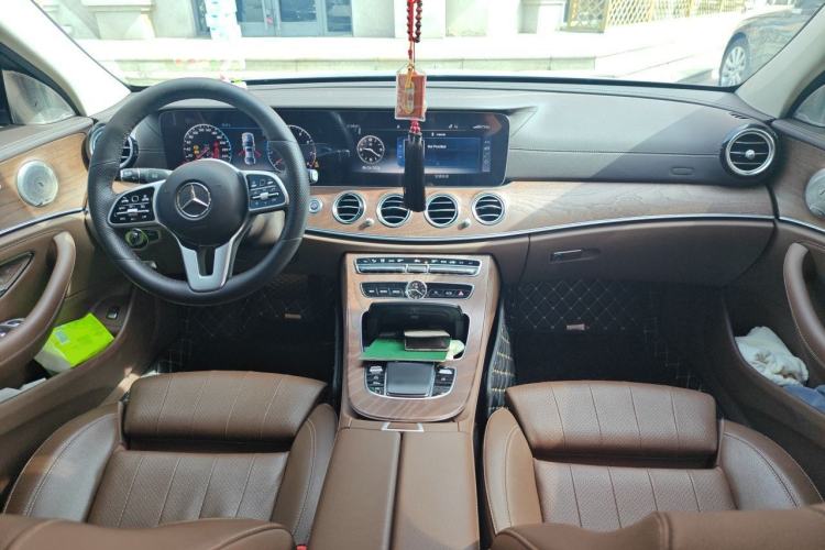 Used Mercedes-Benz E-Class 2019 E 260 L 4MATIC Center Console