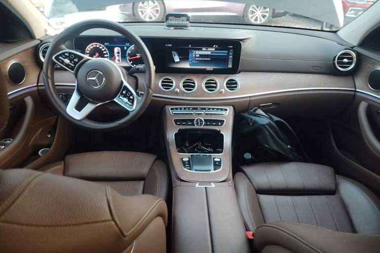 Used Mercedes-Benz E-Class 2019 E 200 L Center Console