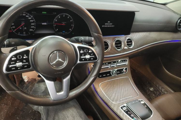 Used Mercedes-Benz E-Class 2019 E 260 L 4MATIC Center Console