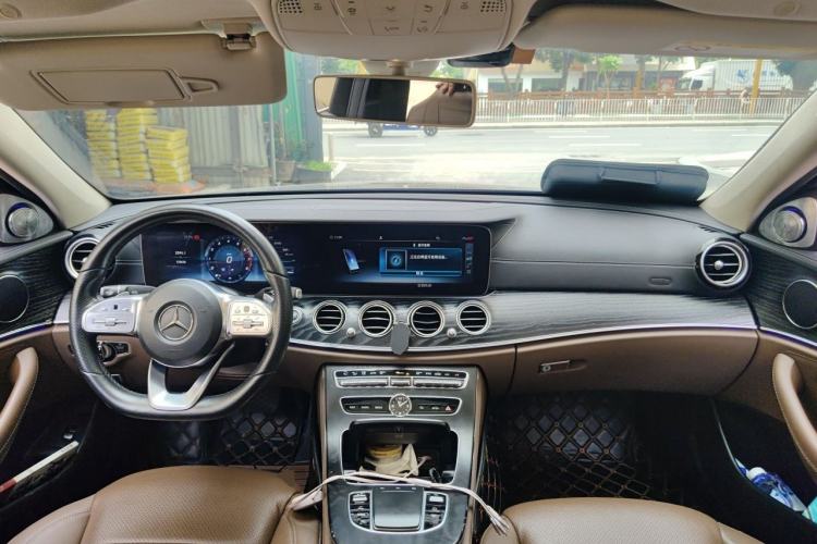 Used Mercedes-Benz E-Class 2019 E 300 L Sport Luxury Edition Center Console