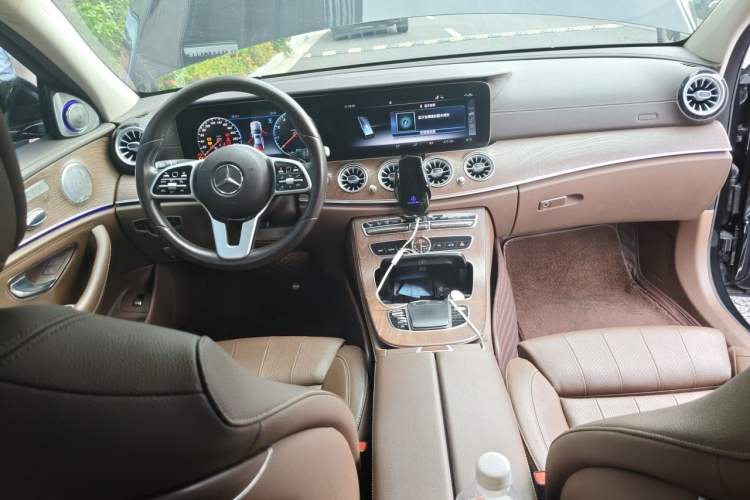 Used Mercedes-Benz E-Class 2019 E 260 L 4MATIC Center Console