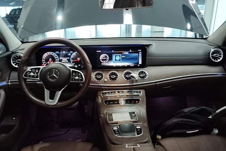 Used Mercedes-Benz E-Class 2019 E 200 L Center Console