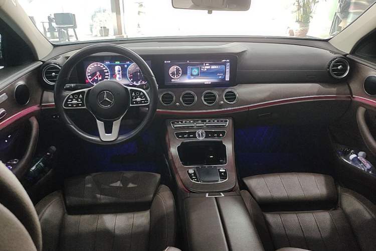 Used Mercedes-Benz E-Class 2019 E 260 L Center Console
