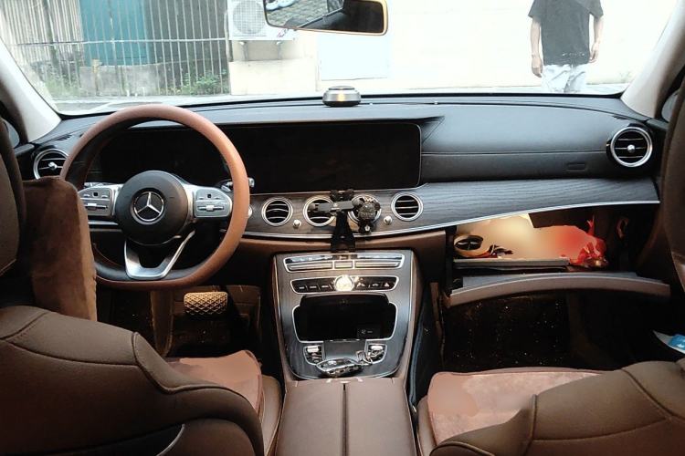 Used Mercedes-Benz E-Class 2019 E 260 L Sport 4MATIC Center Console