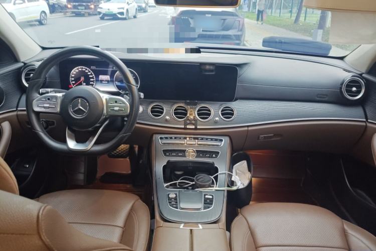 Used Mercedes-Benz E-Class 2019 E 300 L Sport Luxury Edition Center Console