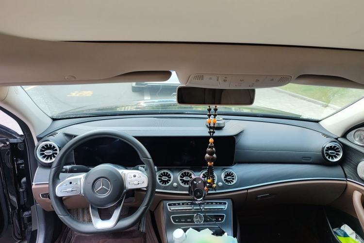 Used Mercedes-Benz E-Class 2019 E 300 L Sport Luxury Edition Center Console