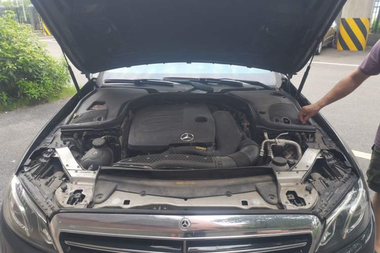 Used Mercedes-Benz E-Class 2019 E 260 L Engine Bay